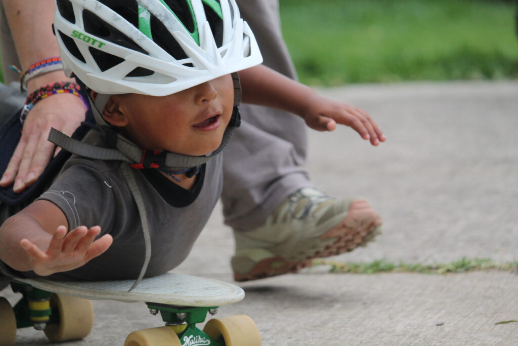 Een kindje op een skateboard