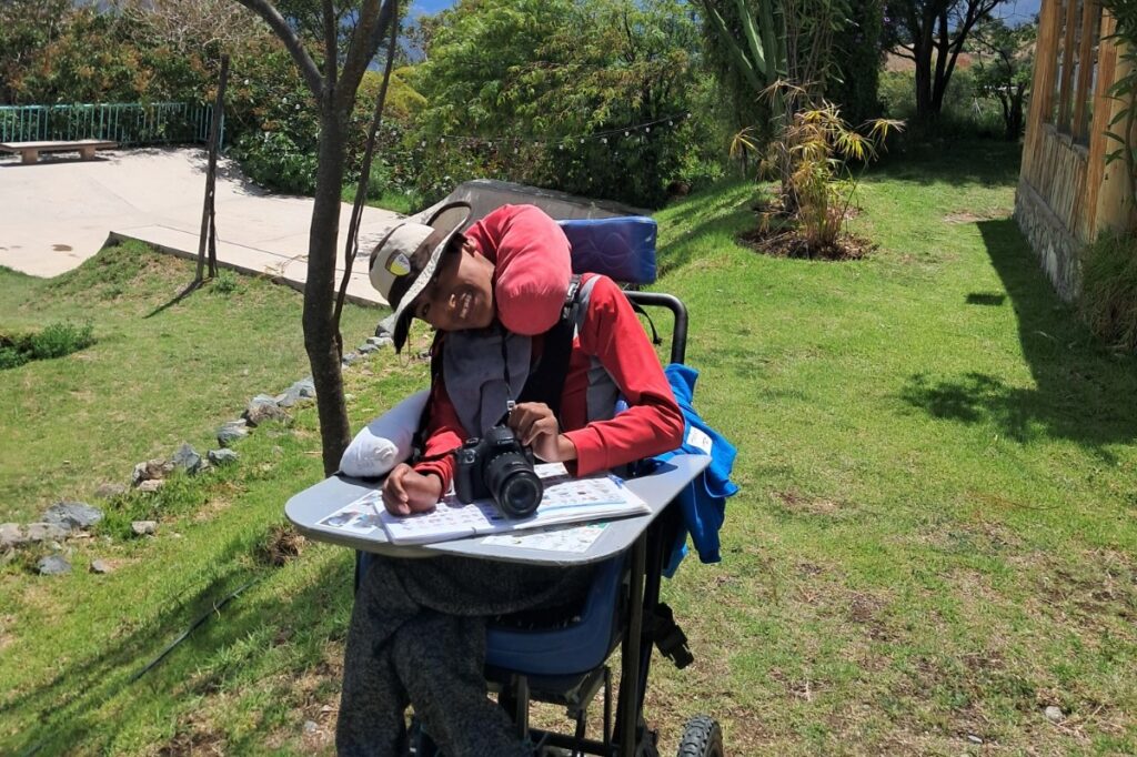 Een leerling met een beperking leert fotos trekken met een professionele camera